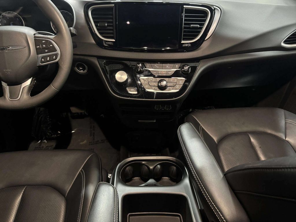 Used 2025 Chrysler Pacifica Select FWD image 19