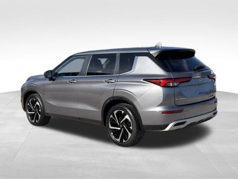 Used 2022 Mitsubishi Outlander SE FWD image 3