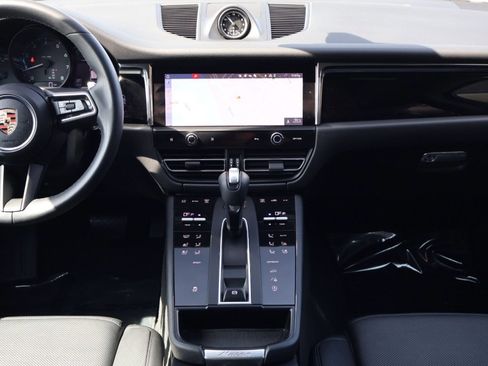 Certified 2025 Porsche Macan image 20