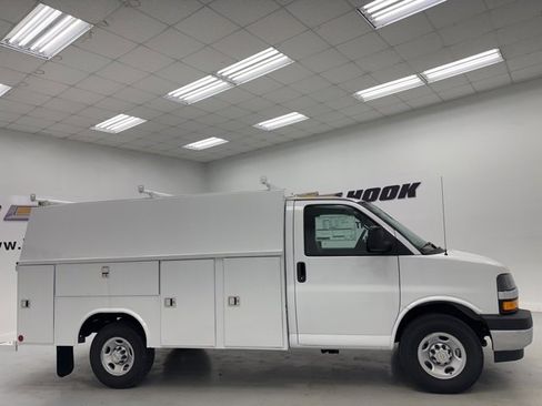 New 2025 Chevrolet Express 3500 w/ Power Convenience Package image 4