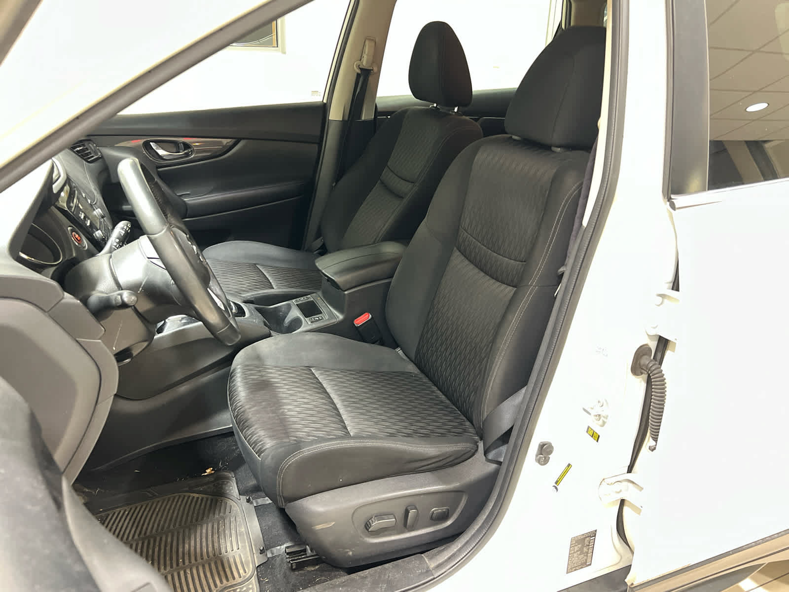 Used 2017 Nissan Rogue SV FWD image 13