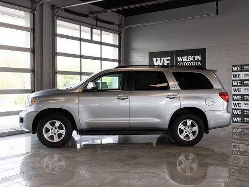 Used 2017 Toyota Sequoia SR5 AWD/4WD image 1