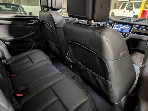 Certified 2025 Porsche Macan image 27