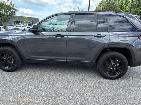 Used 2025 Jeep Grand Cherokee L Laredo AWD/4WD image 11