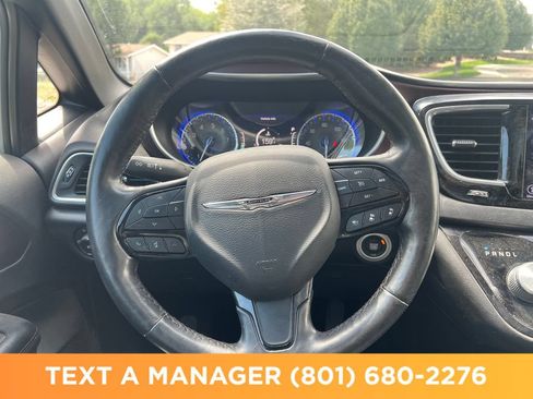 Used 2019 Chrysler Pacifica Touring-L FWD image 17