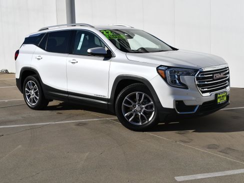 Used 2022 GMC Terrain SLT w/ Tech Package image 2