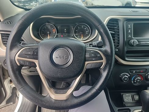 Used 2016 Jeep Cherokee Sport FWD image 21