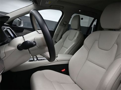 Used 2023 Volvo XC90 B6 Plus image 9