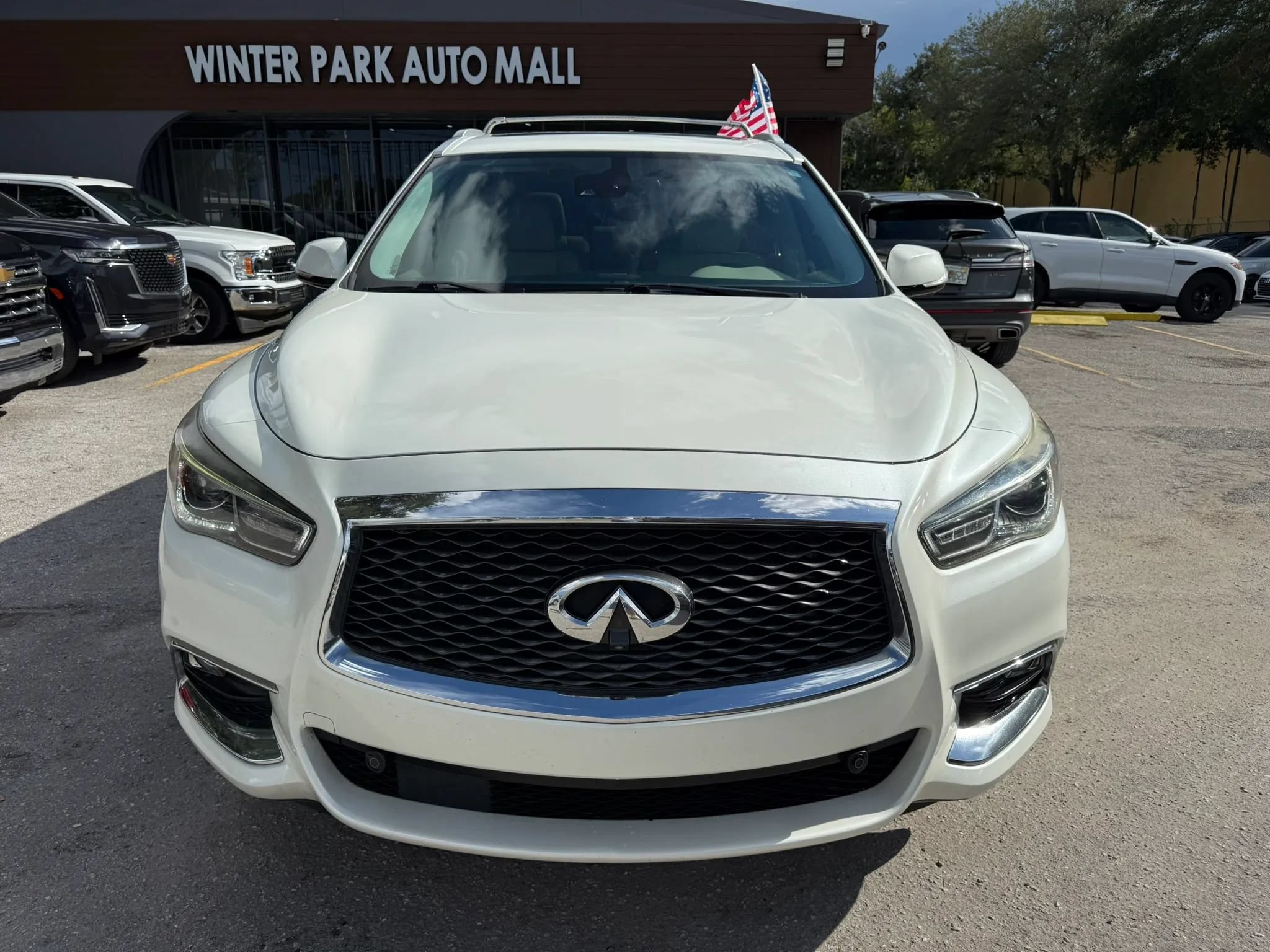 Used 2020 INFINITI QX60 Luxe w/ Sensory Package FWD image 2