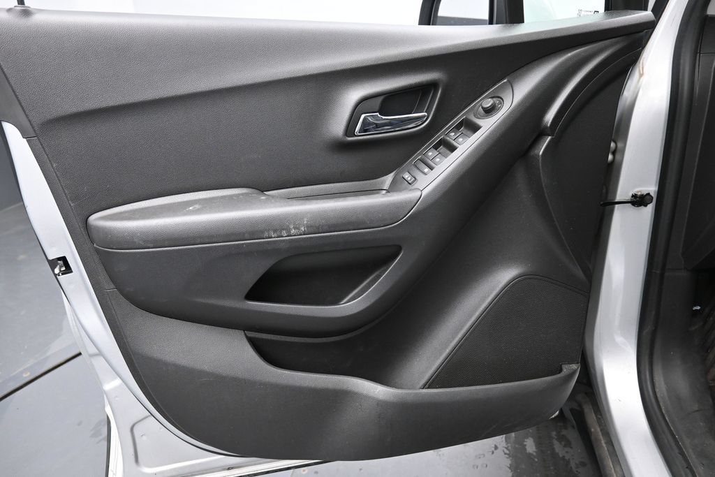 Used 2020 Chevrolet Trax LT w/ LT Convenience Package FWD image 23