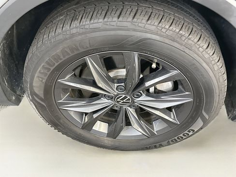 Used 2023 Volkswagen Tiguan SE image 11
