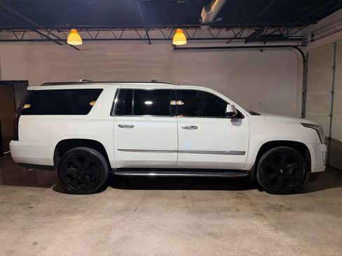 Used 2020 Cadillac Escalade ESV Luxury AWD/4WD image 5