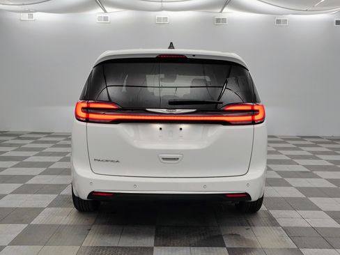 Used 2025 Chrysler Pacifica Select FWD image 5