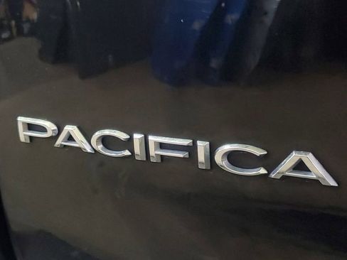 Used 2023 Chrysler Pacifica Touring-L image 9