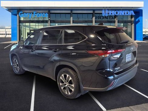 Used 2024 Toyota Highlander XLE AWD/4WD image 3