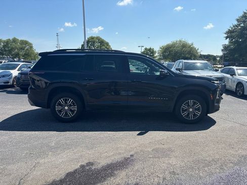 Used 2025 Chevrolet Traverse LT FWD image 2