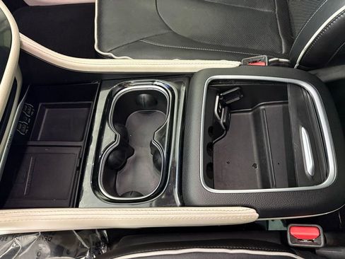 Used 2023 Chrysler Pacifica Limited image 34