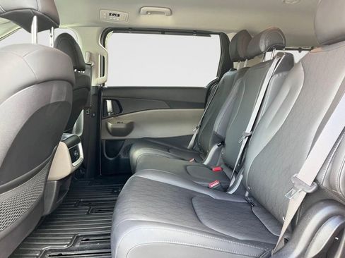 Used 2025 Kia Carnival EX FWD image 12