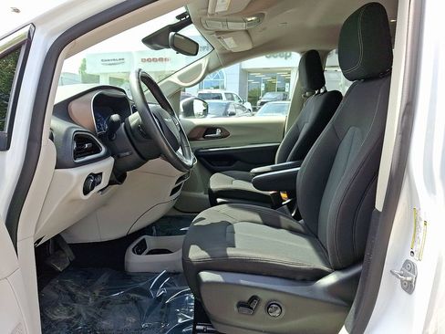 Certified 2023 Chrysler Voyager LX FWD image 13