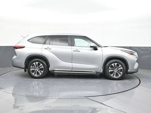Used 2023 Toyota Highlander XLE FWD image 2