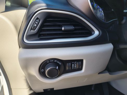 Used 2020 Chrysler Voyager Lxi FWD image 27