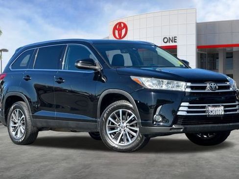 Used 2019 Toyota Highlander XLE image 2