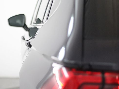 Used 2020 Volkswagen Tiguan SE FWD image 60