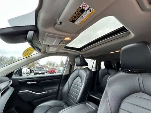 Used 2022 Toyota Highlander XLE image 41