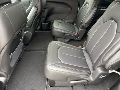 New 2026 Chrysler Pacifica Select FWD image 18