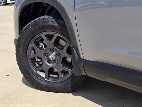 Used 2025 Honda Pilot TrailSport image 31