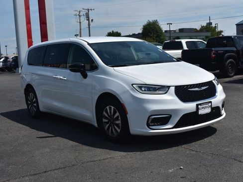 Used 2024 Chrysler Pacifica Limited FWD image 3