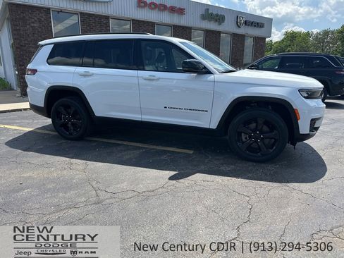 Used 2023 Jeep Grand Cherokee L Laredo AWD/4WD image 3