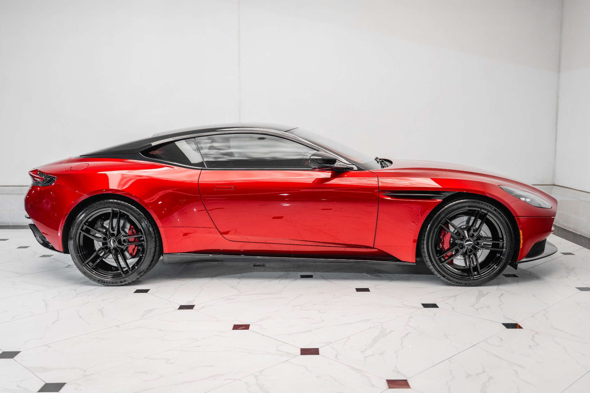 Used 2023 Aston Martin DB11 Coupe RWD image 39