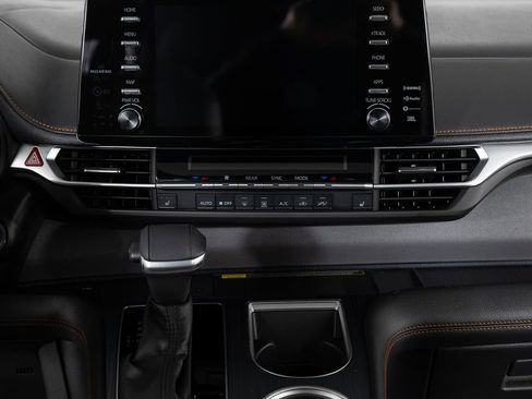 Used 2022 Toyota Sienna XSE image 40