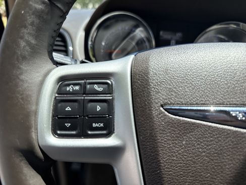 Used 2014 Chrysler Town & Country Touring-L w/ Driver Convenience Group FWD image 24