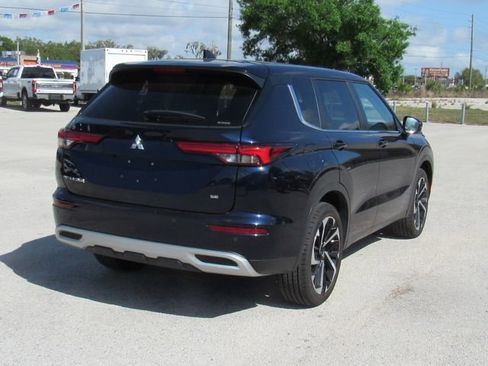 Used 2023 Mitsubishi Outlander SE image 3