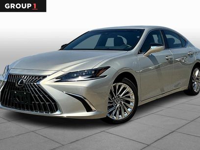 Used 2023 Lexus ES 300h w/ Luxury Package