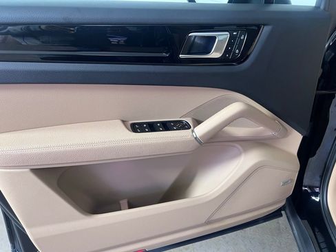 Certified 2023 Porsche Cayenne Platinum Edition image 24