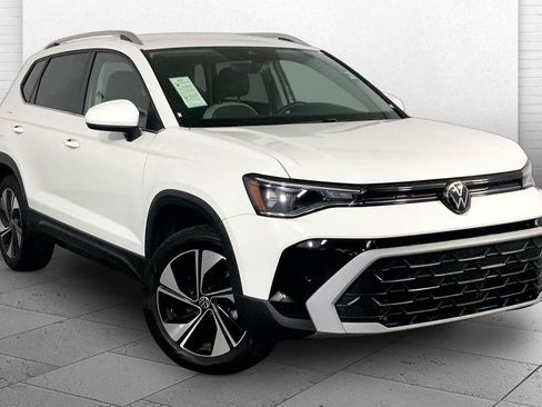 Used 2025 Volkswagen Taos SE AWD/4WD image 1