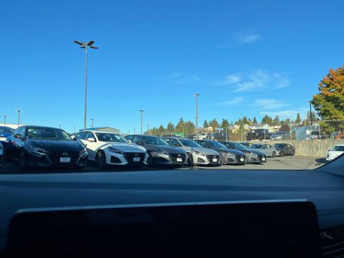 Used 2025 Volkswagen Jetta SE image 18