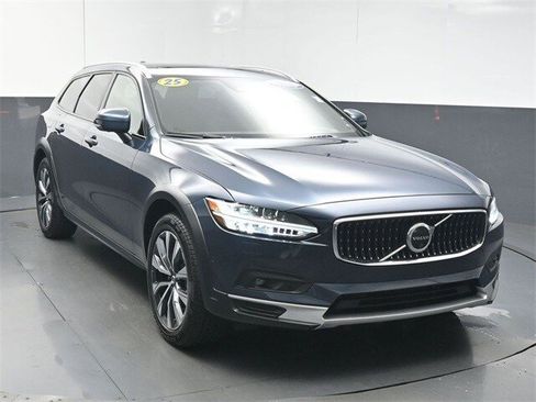 Certified 2025 Volvo V90 B6 Cross Country Plus image 2