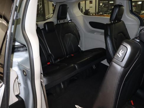 Used 2024 Chrysler Pacifica Touring-L FWD image 25