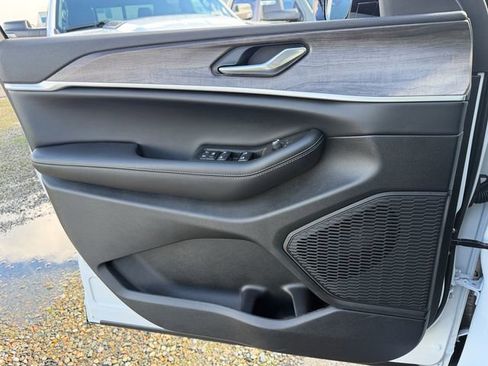 New 2026 Jeep Grand Cherokee Laredo image 13