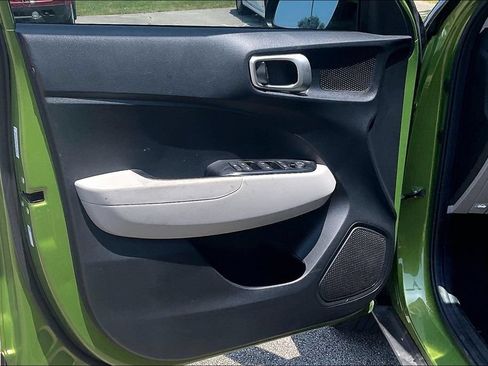 Used 2023 Hyundai Venue SEL FWD image 23