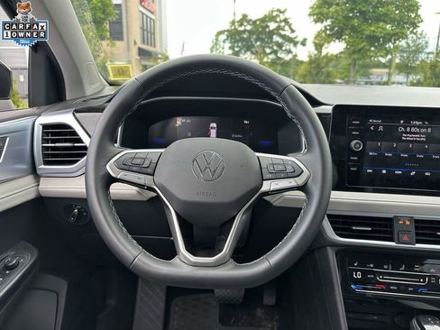 Used 2025 Volkswagen Taos SE AWD/4WD image 14
