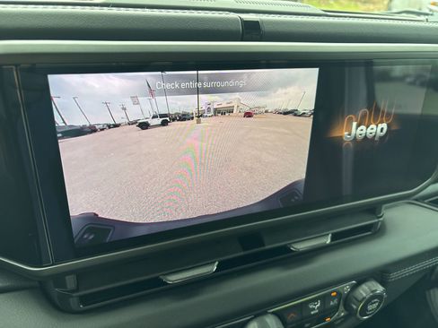 Used 2025 Jeep Gladiator Sport image 22