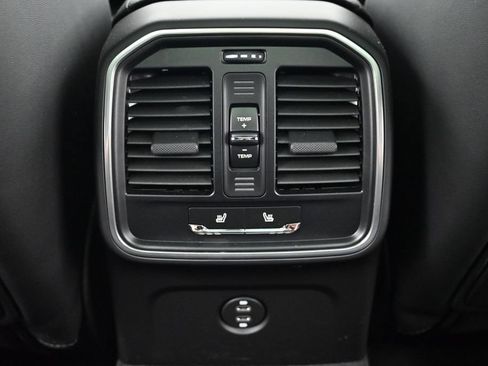 Used 2025 Porsche Macan AWD/4WD image 8