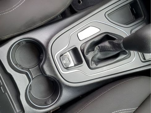 Used 2019 Jeep Cherokee Latitude w/ Popular Appearance Group image 39