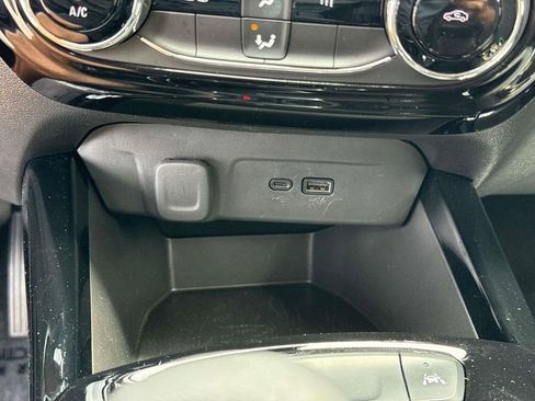 Used 2025 Chevrolet Trax LT FWD image 28
