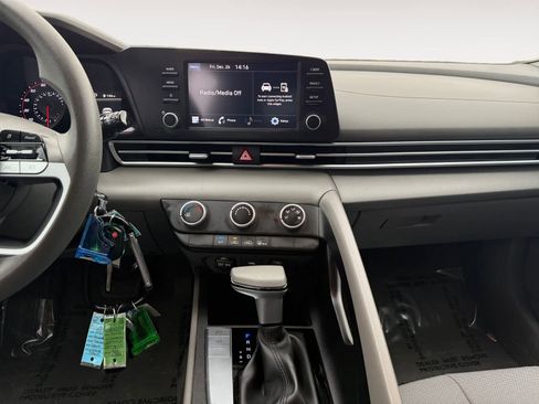 Certified 2023 Hyundai Elantra SE image 11